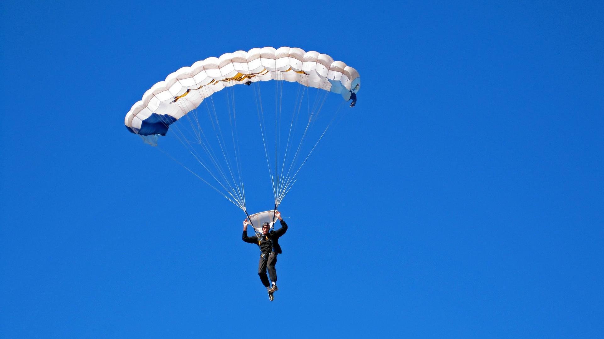 “三亿人上冰雪”政策持续推进,冰雪运动参与人数不断增加,带动三亿人参加冰雪运动目标